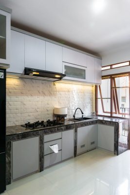 Furnitur Custom unik dengan penyimpsnsn tisu di kitchen set